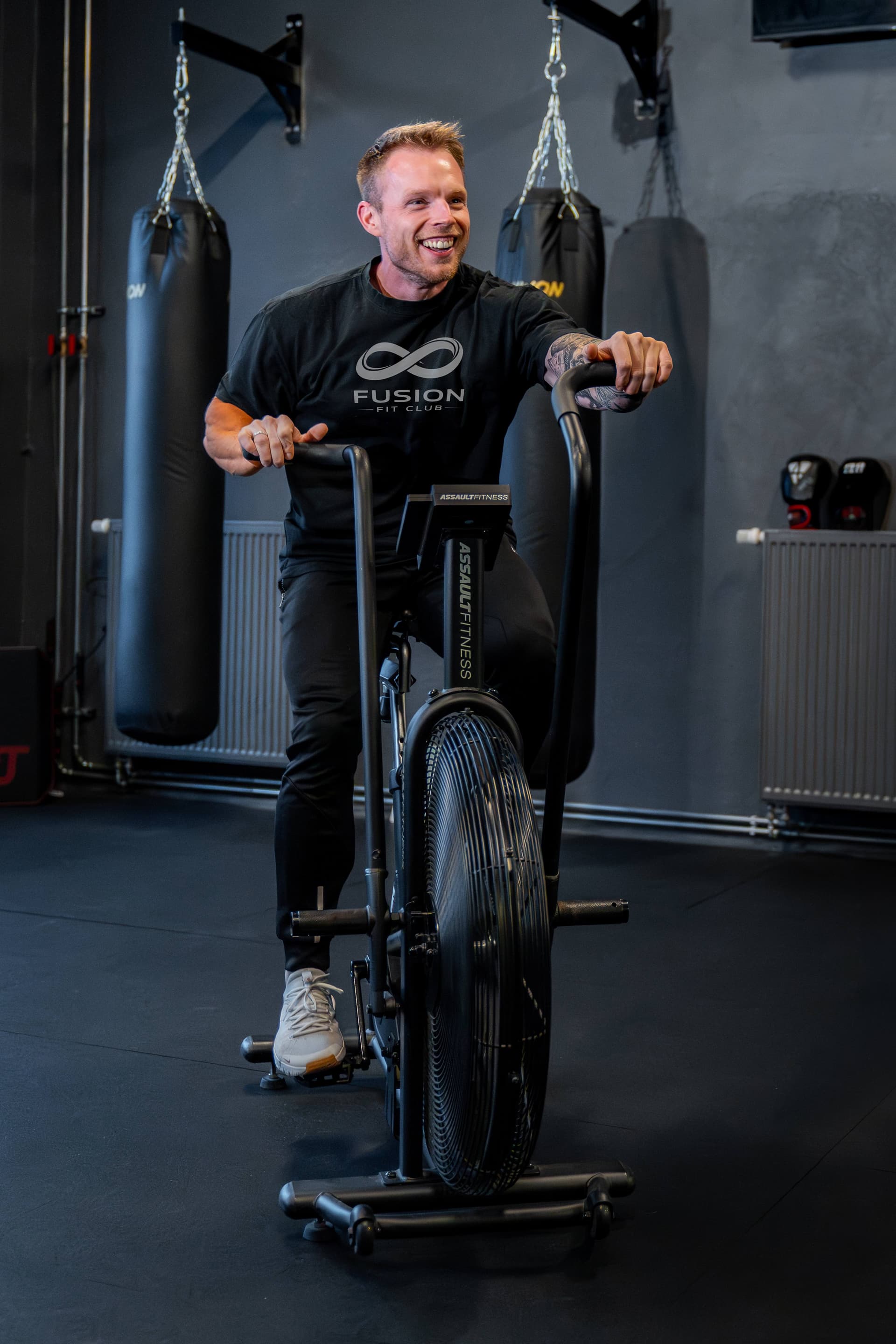 Sebastian Stang auf dem Assault Bike im Fusion Fit Club Bissen