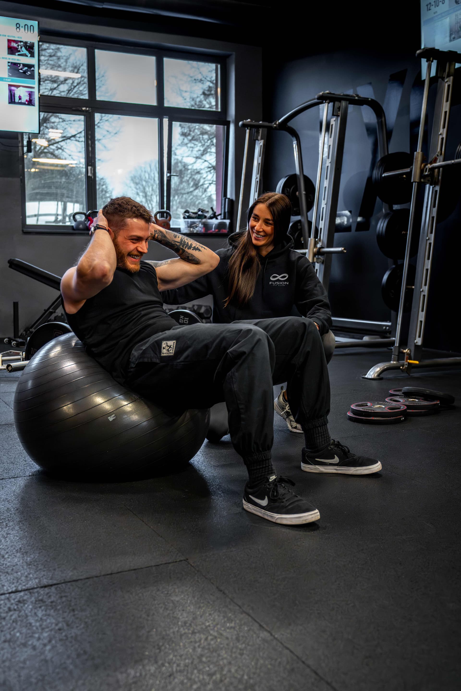 Personal Training mit Core-Übung auf dem Gymnastikball